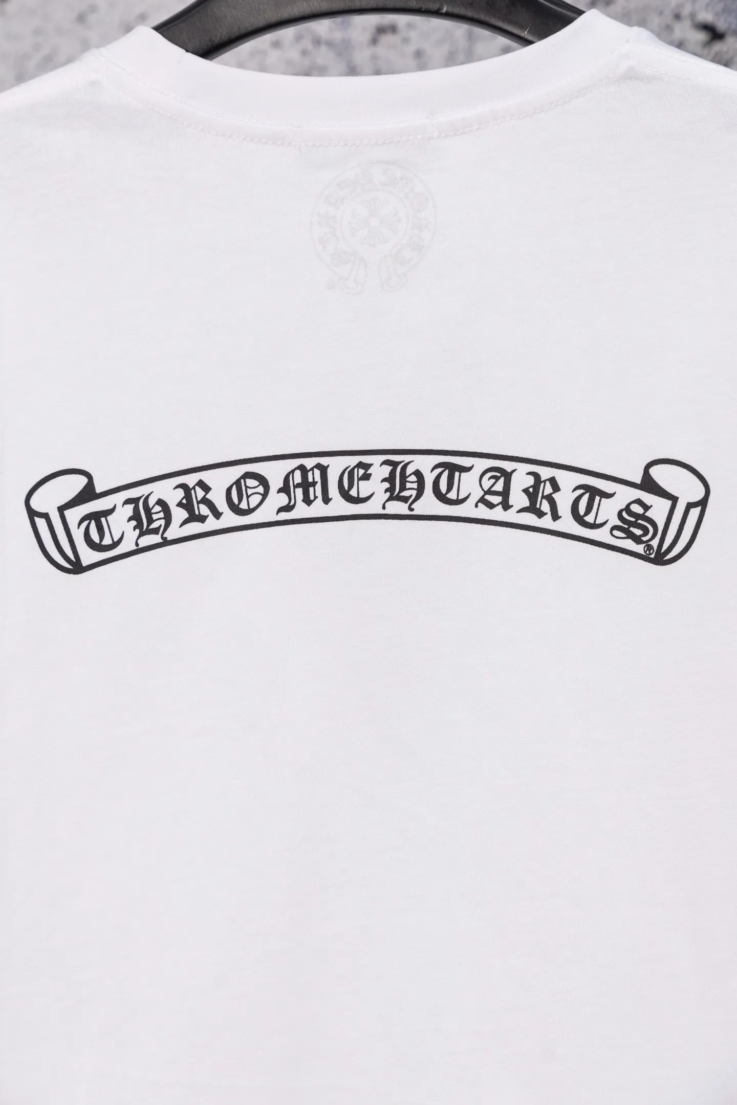 P190 Chrome Hearts CH Chrome Hearts black and white raglan sleeve Sanskrit letter printed long-sleeved T-shirt. Refreshing and comfortable, the colors have been fixed. - High elastic slurry, synchronized with all original foam printing, CH classic horseshoe pattern on the chest and back, Sanskrit on the sleeves, logo classic Gothic font printed on the collar thread - Restore the original printed collar label, more comfortable to wear, not tied to the body, custom hangtag accessories Color: black white Size: s—xl